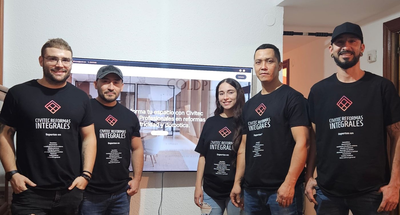 Equipo de Civitec Reformas con camiseta de la empresa